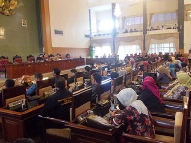 Ratusan tenaga honorer saat audiewnsi di gedung DPRD Kuningan.